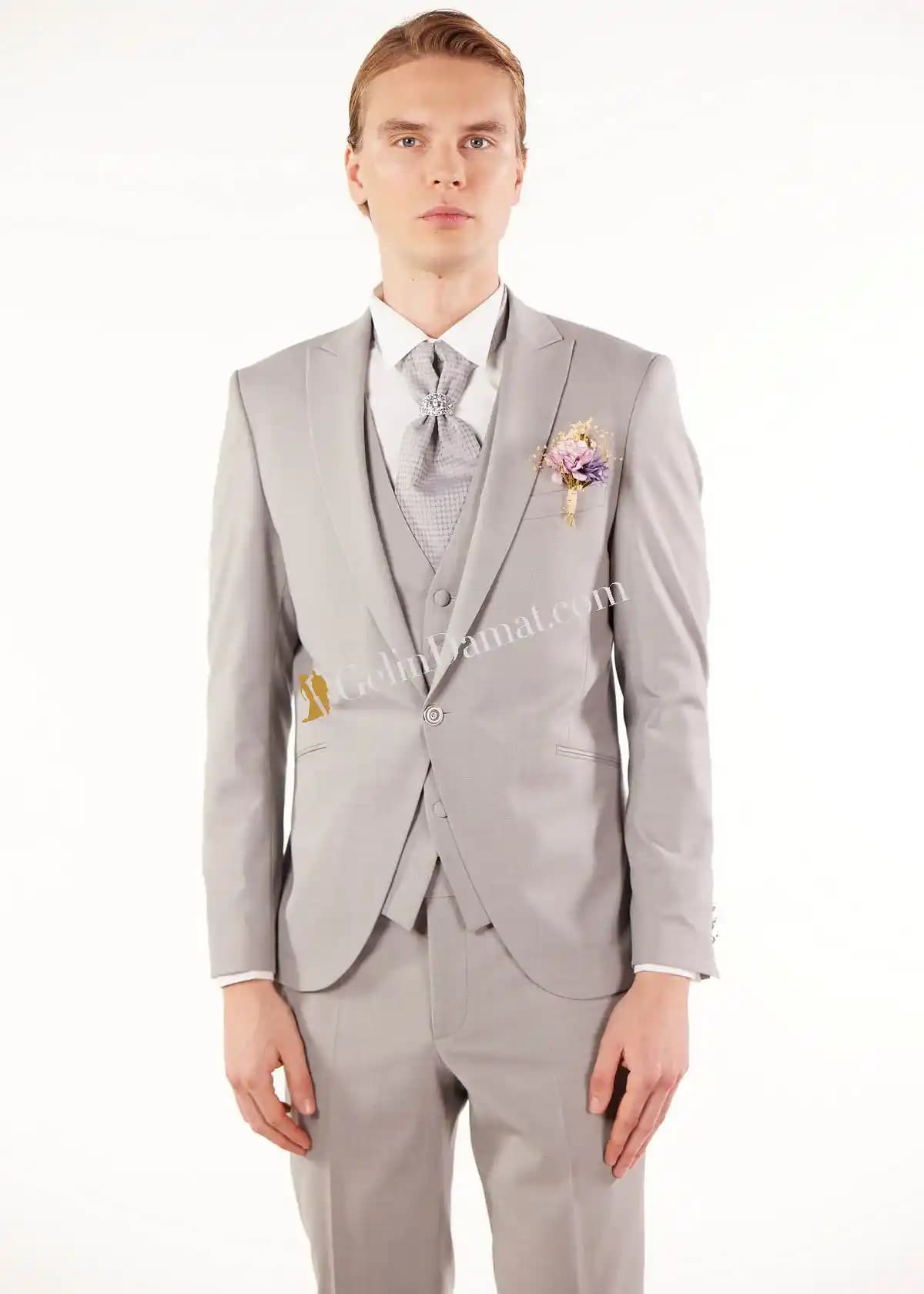 Gri Damatlıklar: Modern ve Şık Düğünler İçin Zarif Seçenekler ve Stil İpuçları