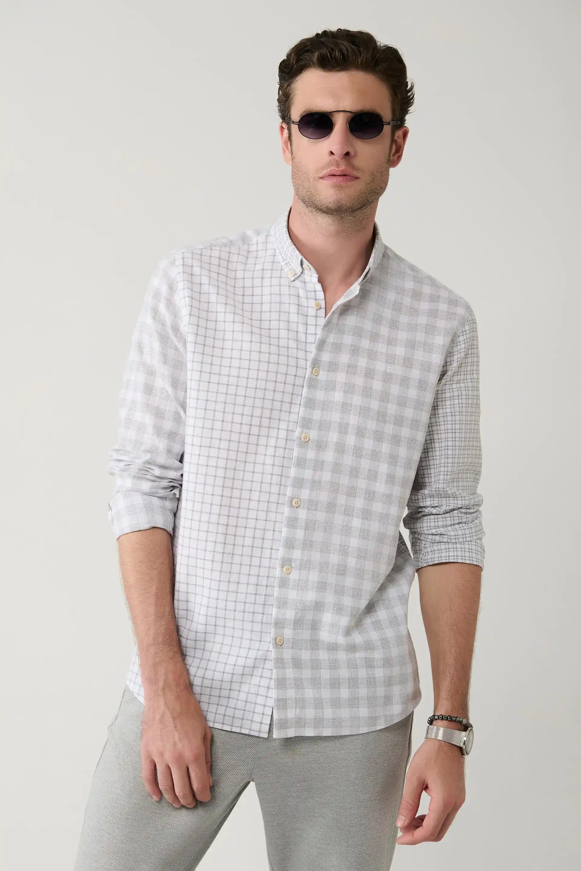 Gri Gömlek Modada Zamansız ve Çok Yönlü Bir Parça Olarak Güncel Trendler