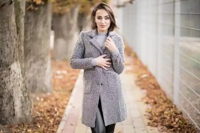 Gri Kaban Kombinleri: Şıklık ve Fonksiyonelliğin Modern Yüzü