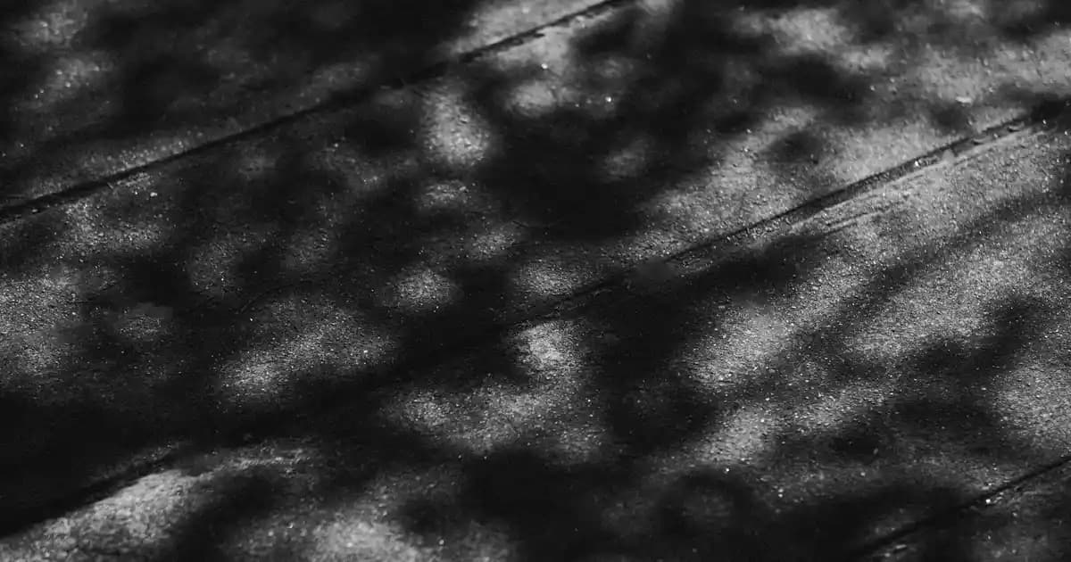 Gri Kareli Takım Elbise Moda Dünyasında Zamansız Şıklık ve Çok Yönlülük