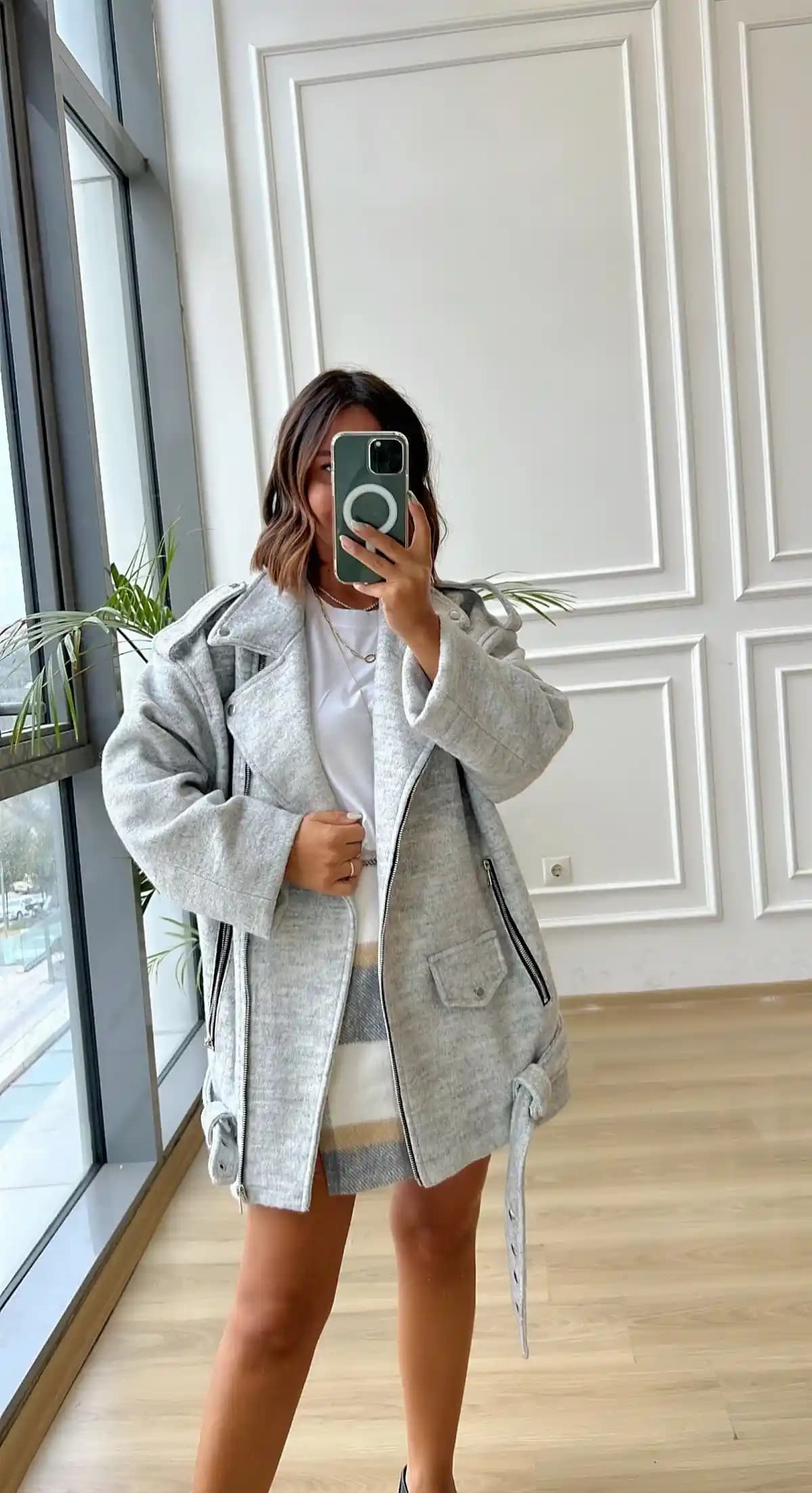 Gri Kaşe Mont: Şıklık ve Fonksiyonelliğin Birleştiği Kış Modası Rehberi