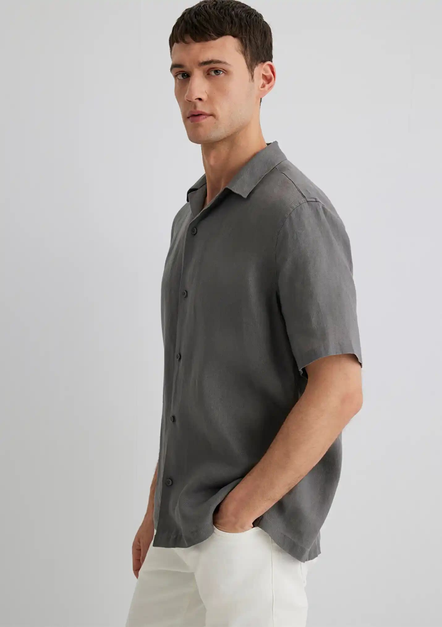 Gri Keten Gömlek: Zamansız Şıklık ve Çok Yönlü Moda Seçenekleri