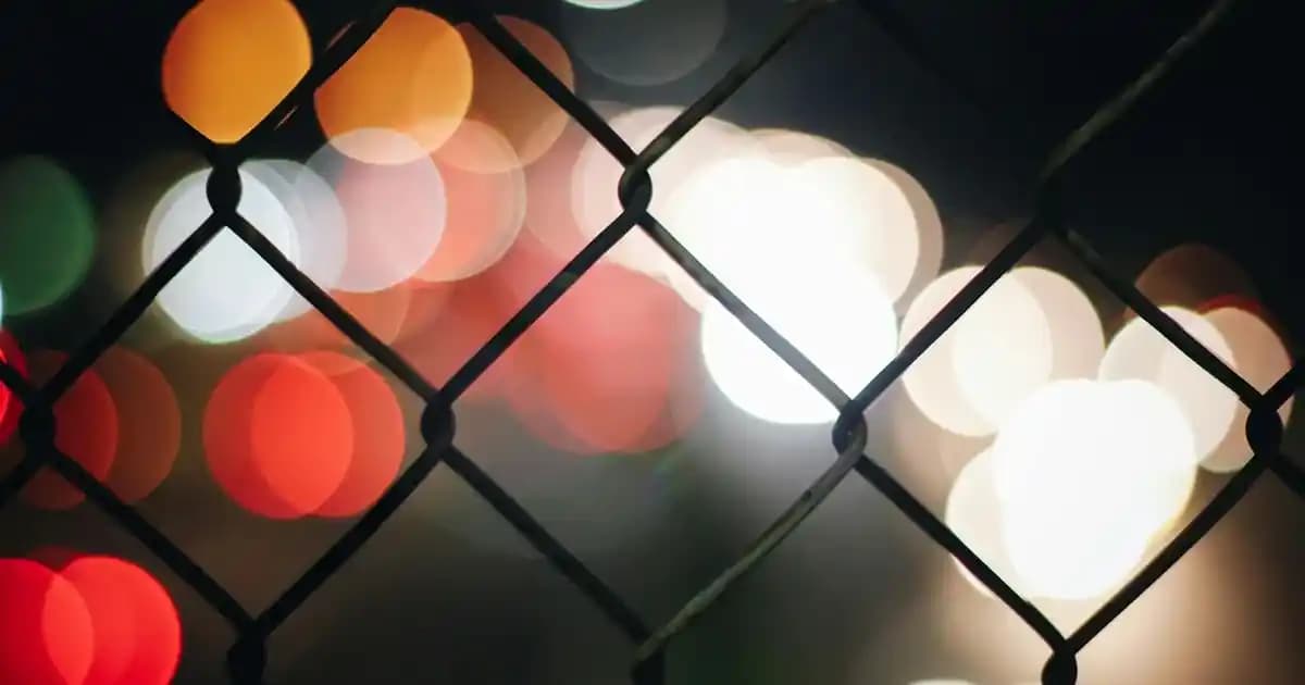 Gri Kot Gömlek: Zamansız Şıklık ve Çok Yönlü Moda Parçası Rehberi