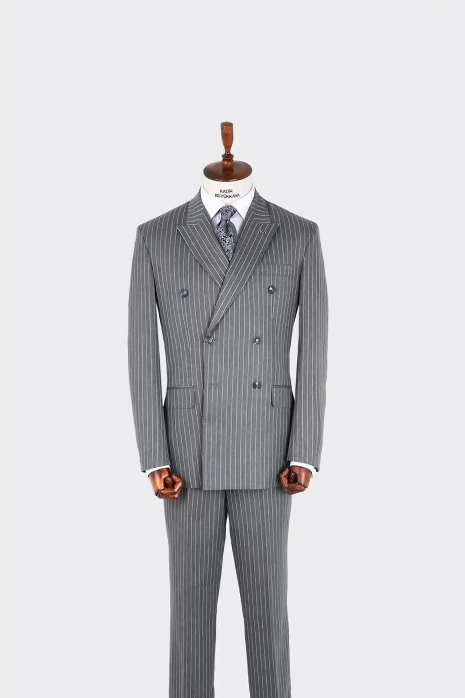 Gri Kruvaze Takım Elbise: Zamansız Şıklık ve Modern Erkek Modası Rehberi