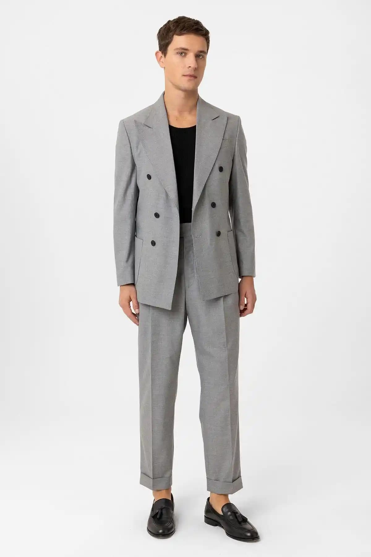 Gri Kruvaze Takım: Modern Şıklık ve Zarafetin Klasik Yansıması