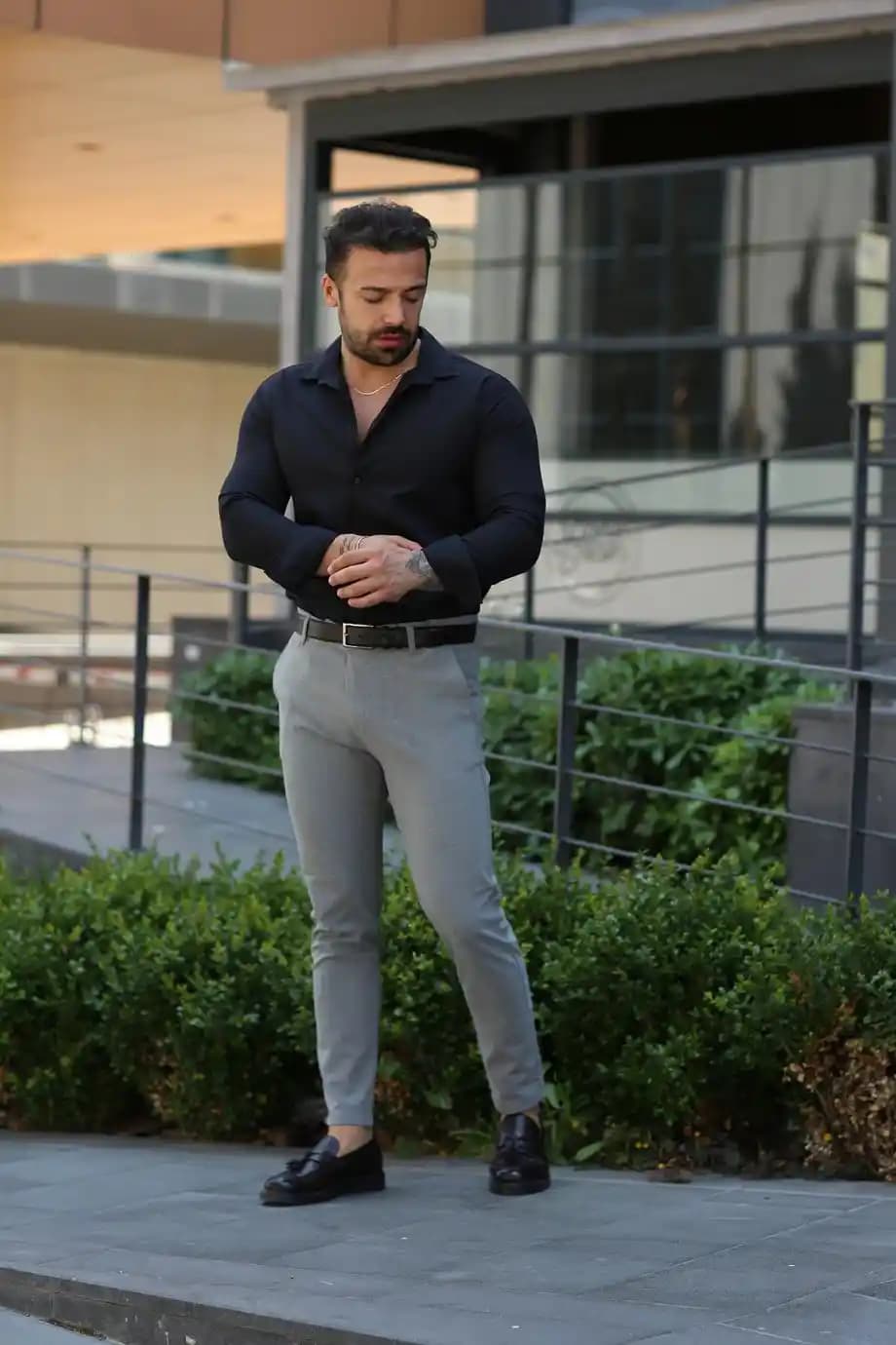 Gri Kumaş Pantolon ve Siyah Gömlek Kombinasyonlarıyle Modern ve Şık Stil Yaratma Rehberi