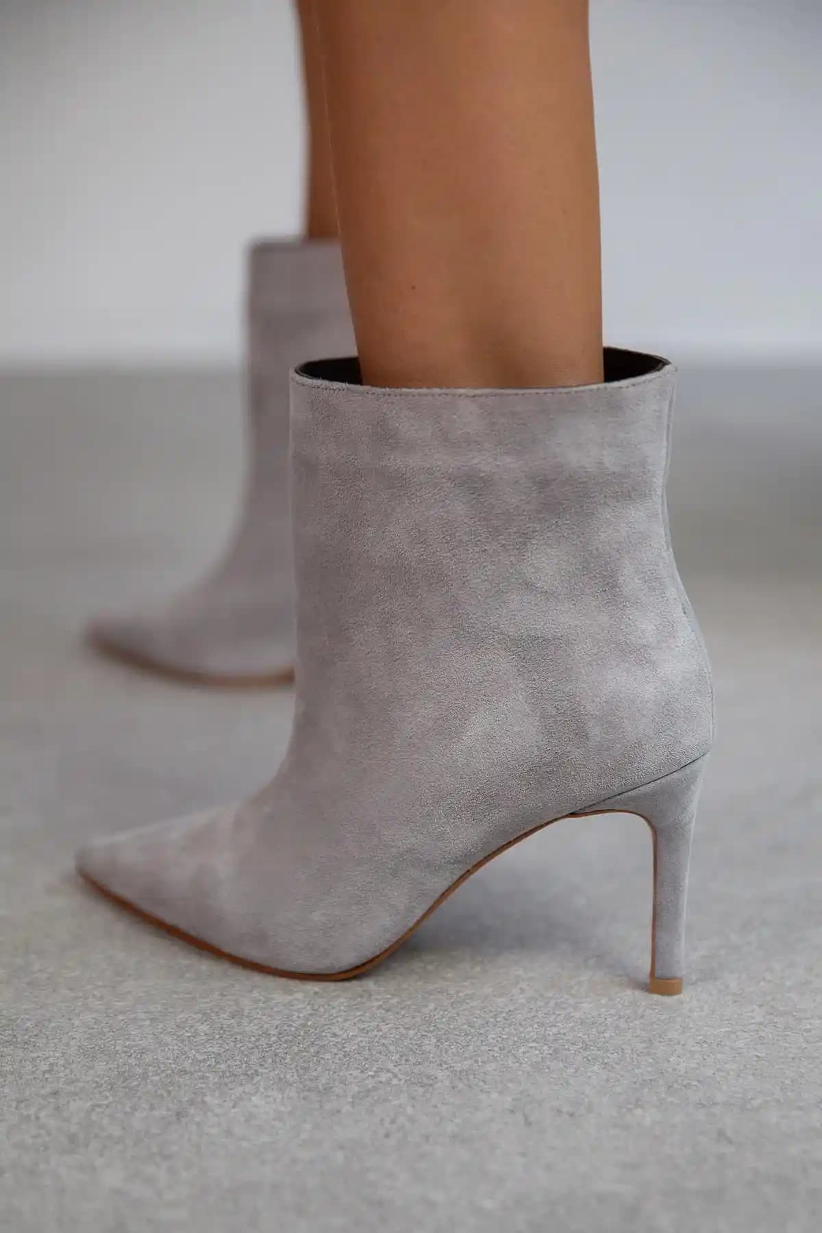 Gri Süet Botlar ile Stil Sahnesinde Fark Yaratın Kış ve Bahar Trendleri