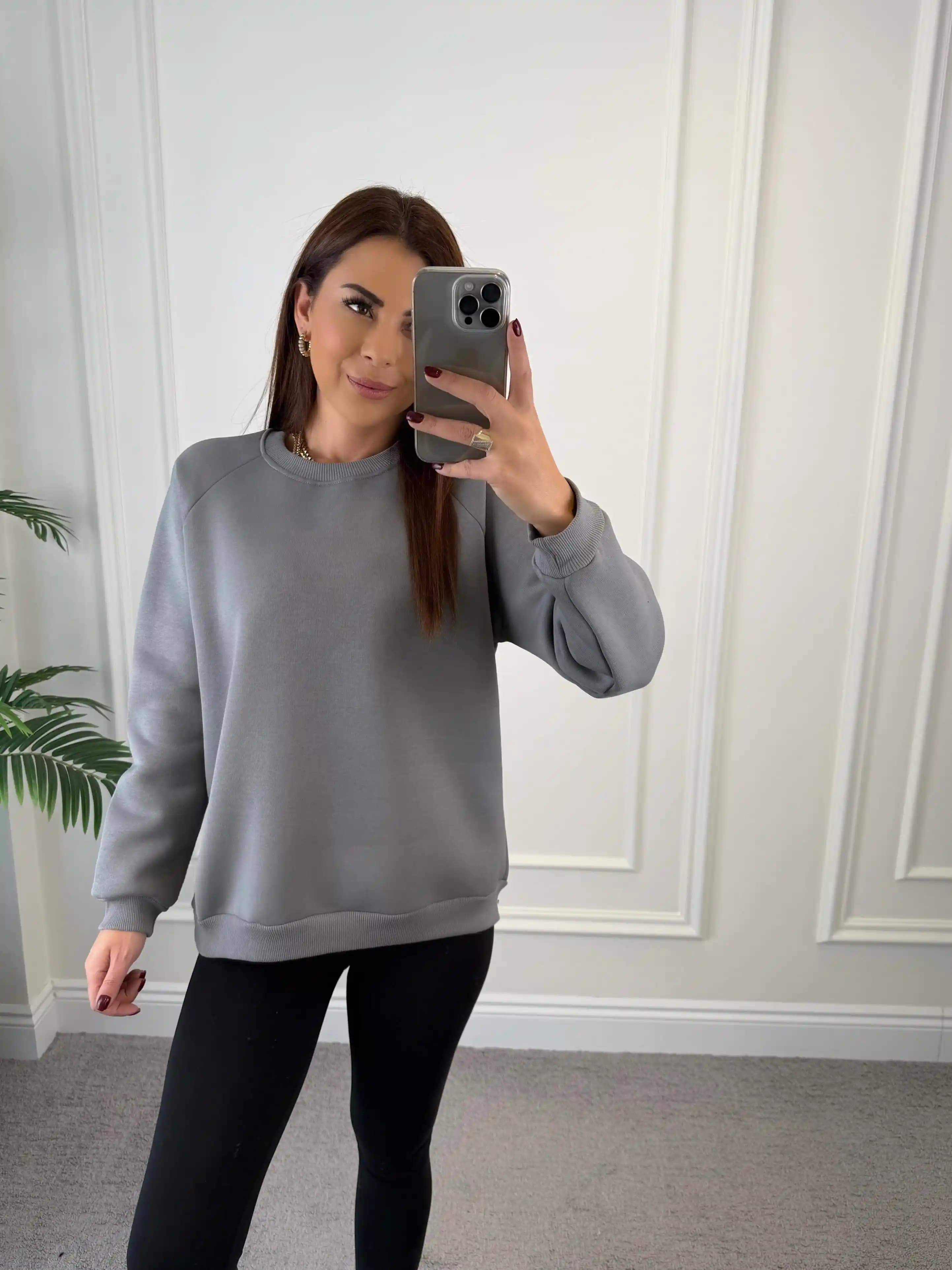 Gri Sweat Nedir ve Moda Dünyasında Neden Bu Kadar Popüler Bir Parçadır