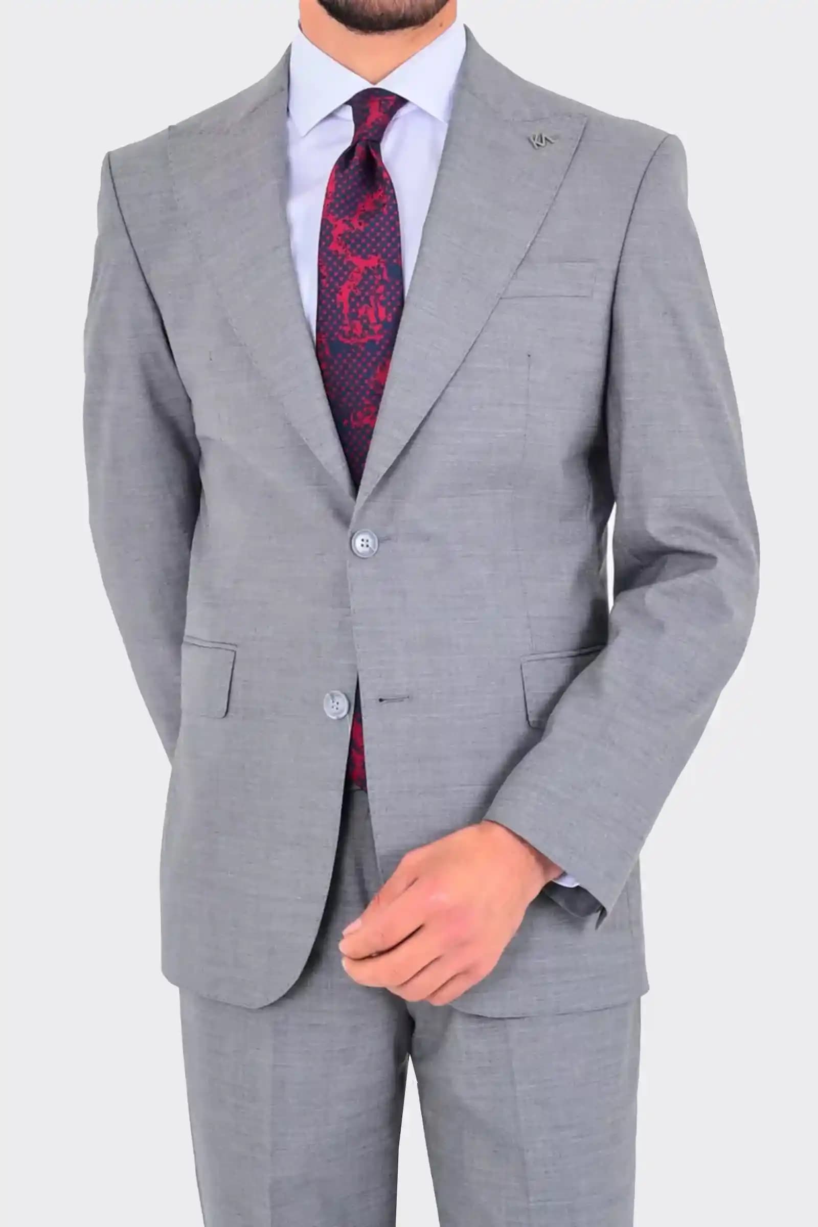 Gri Takım Elbise ve Kravat Uyumu: Şıklık ve Tarz İçin İpuçları ve Kombinasyon Önerileri