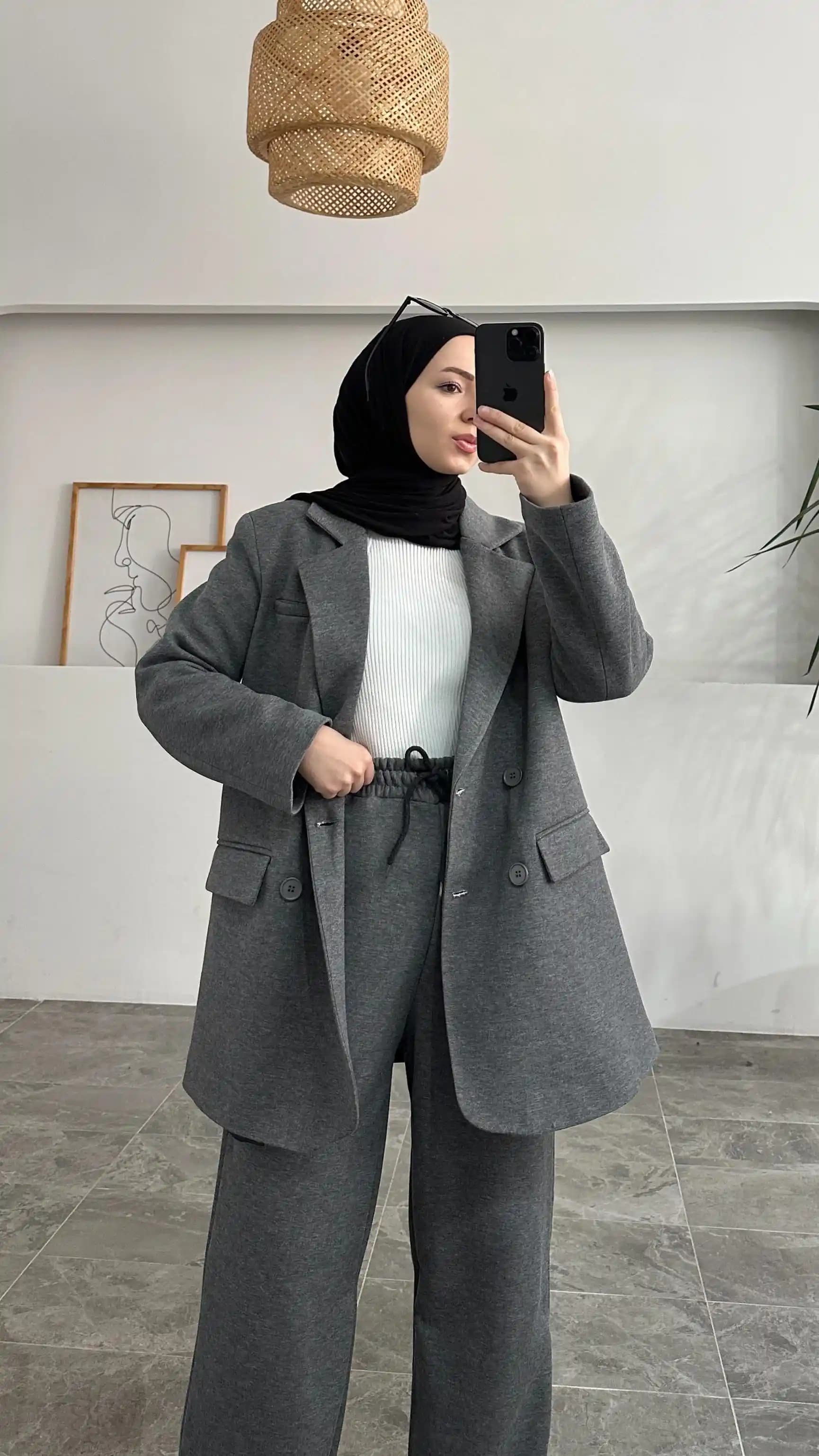 Gri Takım Modasında Stil ve Çok Yönlülük: Kombinasyon ve Bakım İpuçlarıyla Şıklık