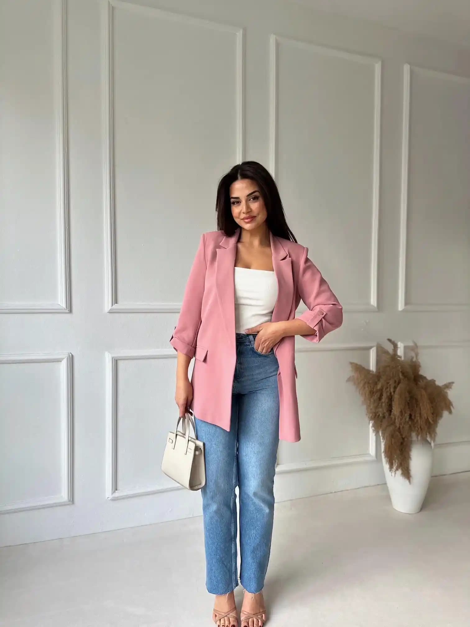 Gül Kurusu Blazer Ceketler: Moda Dünyasında Zarafet ve Şıklığın Temsilcisi