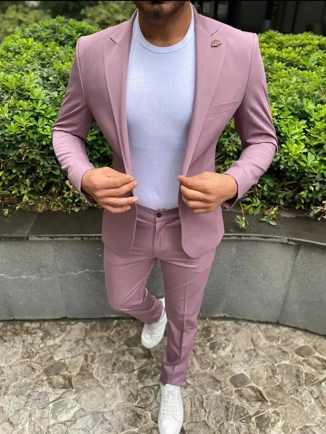 Gül Kurusu Takım Elbise: Zarif ve Modern Moda Trendleri ve Kombinasyon Önerileri