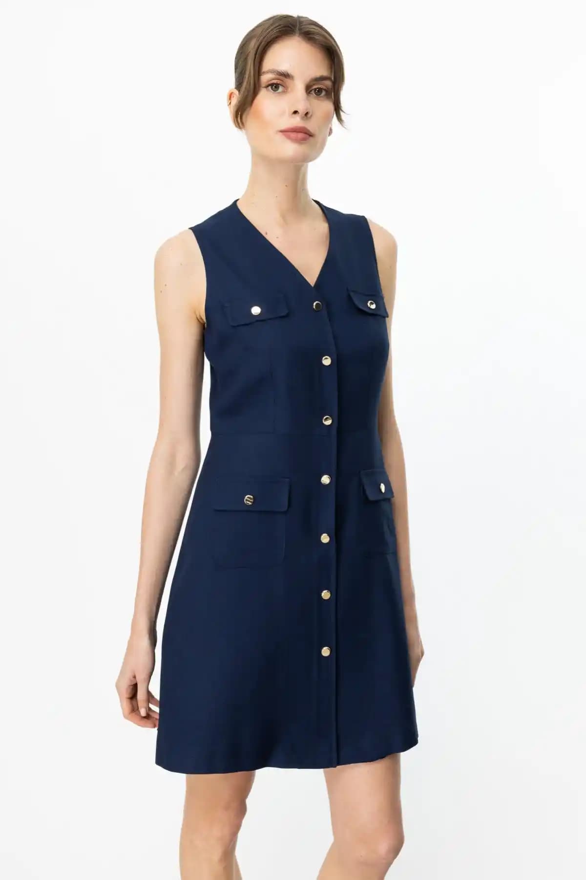 Günlük Şıklık İçin Lacivert Elbise Seçenekleri ve Kombinasyon İpuçları