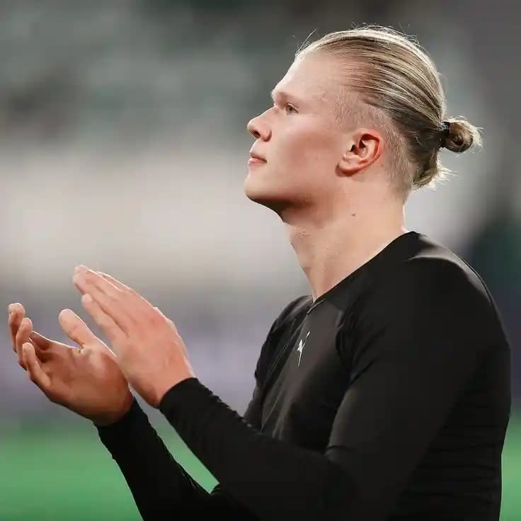 Haaland'ın Şehir Temalı Saç Modeli ve Futbol Moda Trendleri Analizi