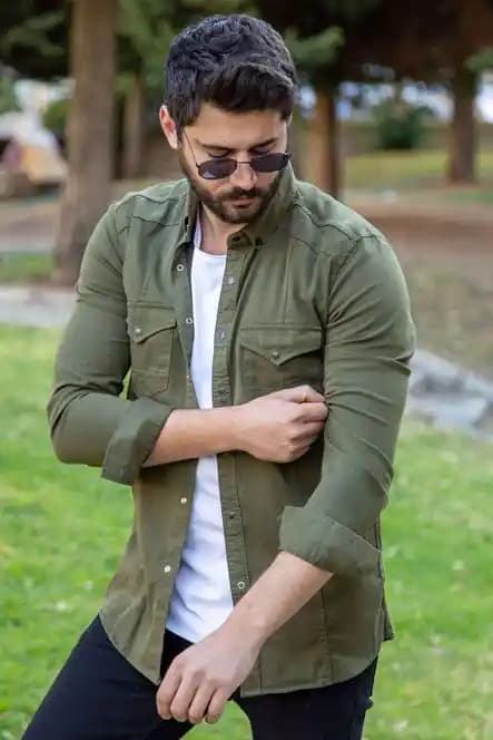 Haki Gömlek Kombinasyonları: Moda ve Rahatlığı Bir Arada Yansıtan Stil Rehberi