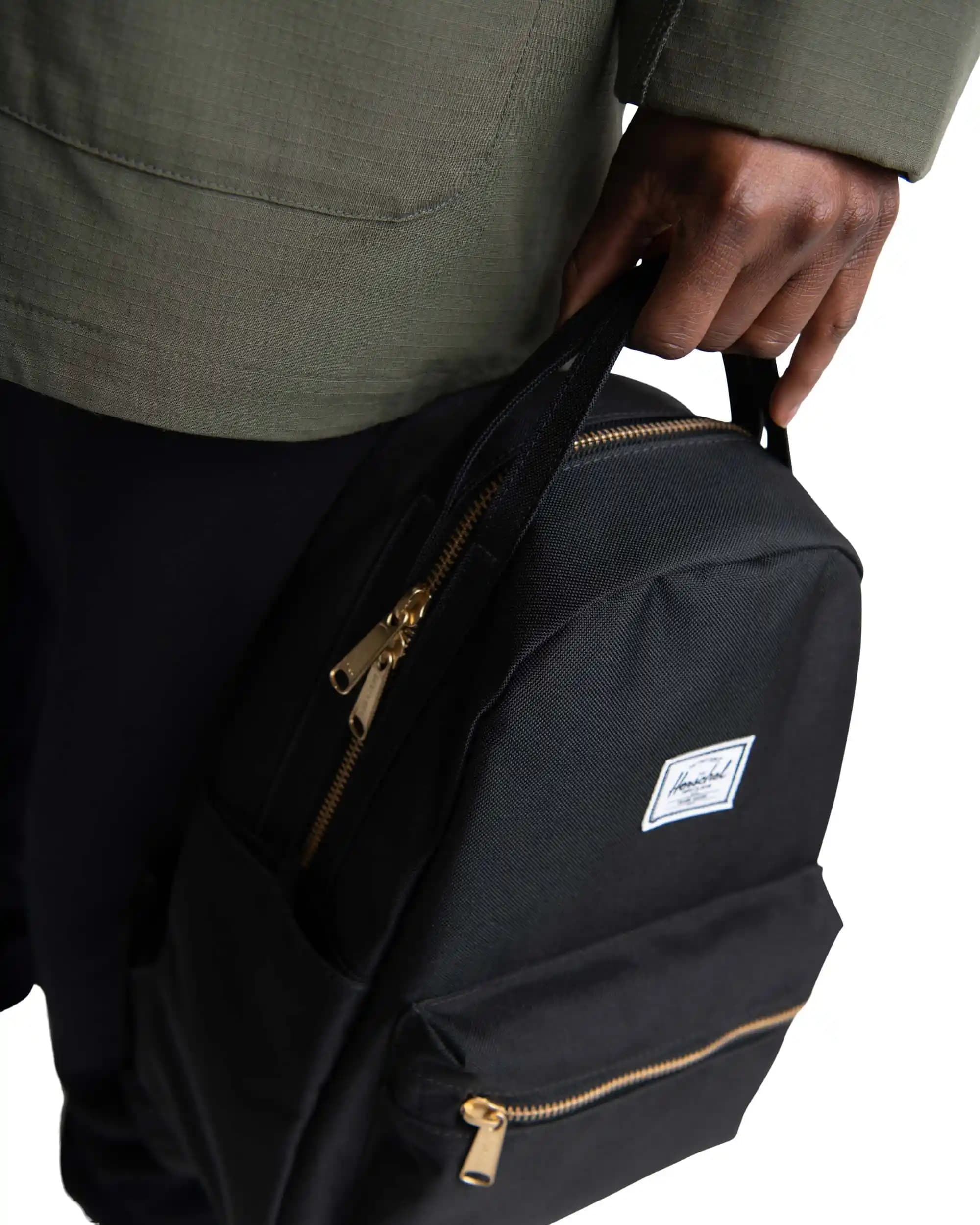 Herschel Nova Small Çanta ile Şıklık ve Fonksiyonelliği Bir Arada Yakalayın
