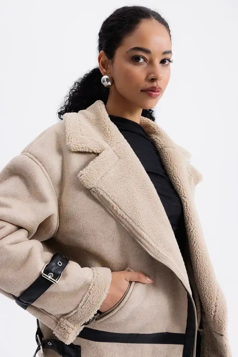 İçi Kurklu Montlar: Kış Modasında Şıklık ve Konforun Mükemmel Uyumu