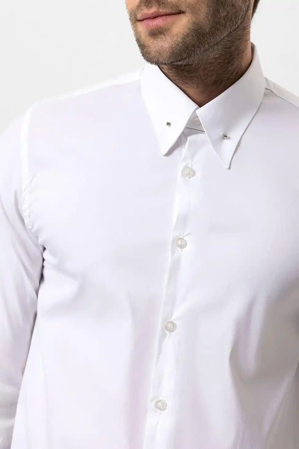 İğne Yaka Gömlekler: Moda Dünyasında Zarafetin Simgesi ve Stil Önerileri