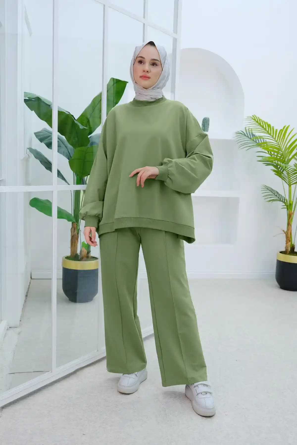 İkili Salaş Takımlar: Rahatlık ve Şıklığın Modern Moda Yansıması