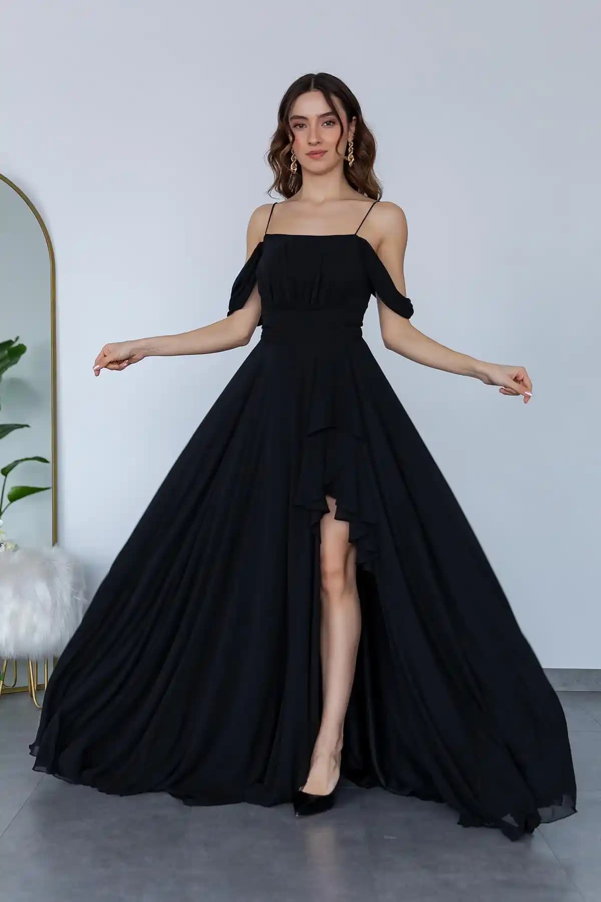 İnce Askılı Abiyeler: Zarif ve Şık Tasarımlarla Modern Moda Trendleri