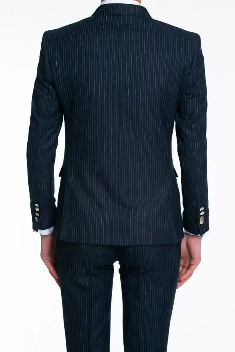 İnce Çizgili Takım Elbise: Şıklık ve Zarafetin Modern Temsilcisi