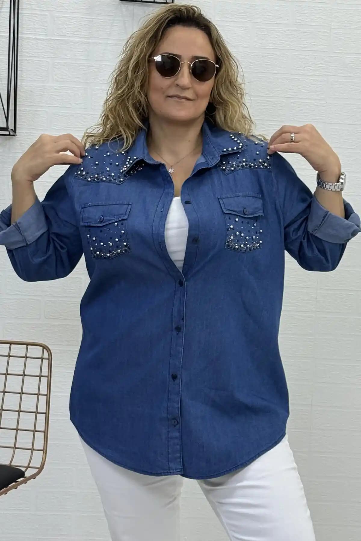 İnce Kot Gömlekler: Moda Dünyasında Şıklık ve Rahatlığın Vazgeçilmez Parçası