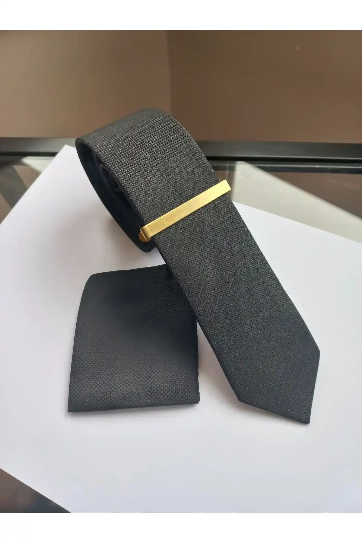 İnce Kravat: Modern Şıklığın Zarif ve Minimalist Detayları