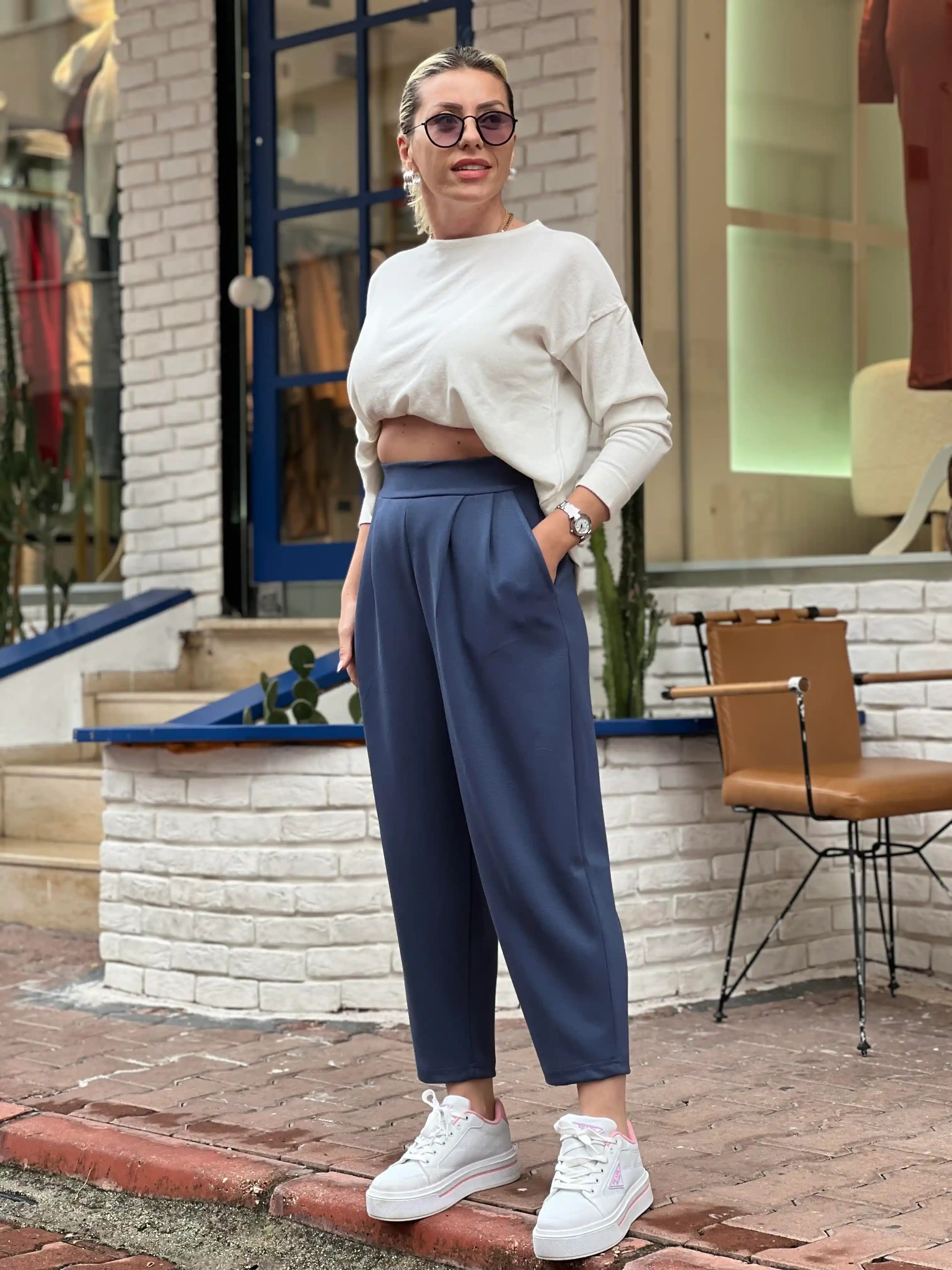 Indigo Pantolonun Moda Dünyasındaki Yeri ve Güncel Stil Önerileri