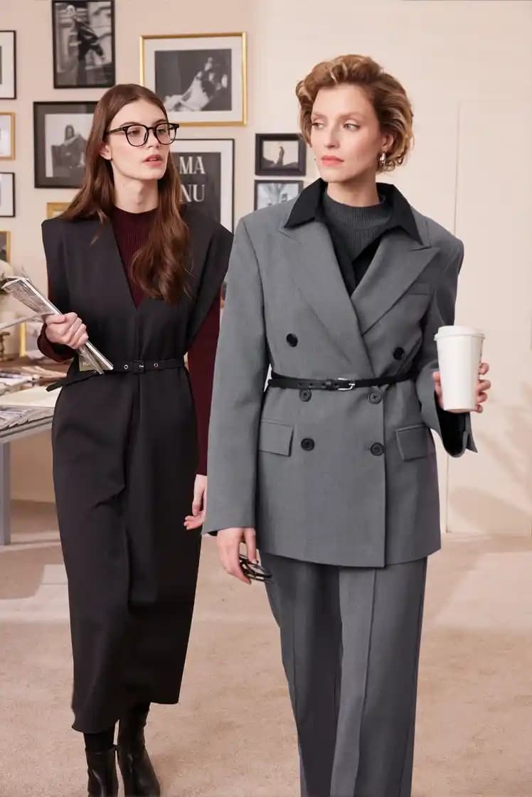 İş Kombini Kadın: Profesyonel ve Şık Görünüm İçin Güncel Moda Rehberi