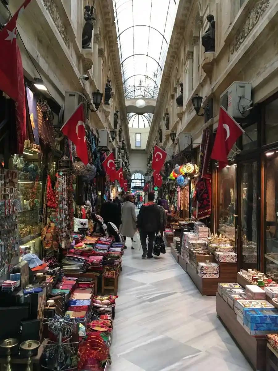 İstanbul'da Uygun Fiyatlı Moda Alışverişi Rehberi: En İyi Noktalar ve İpuçları