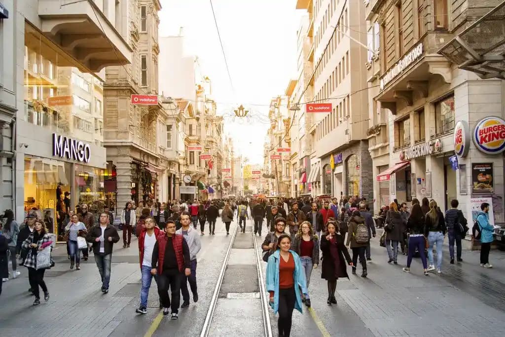 İstiklal Caddesi: İstanbul'un Moda ve Alışverişin Merkezi Özellikleri ve Trendleri
