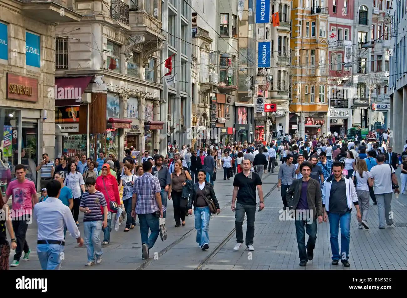 İstiklal Caddesi: İstanbul’un Moda ve Alışverişin Kalbinde Yenilikçi Deneyim Rehberi