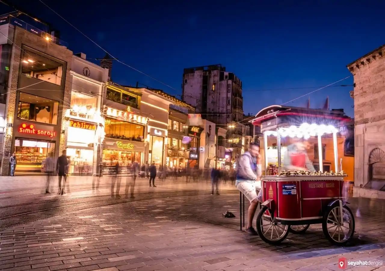 İstiklal Caddesi: İstanbul’un Moda ve Alışverişin Kalbinde Yer Alan Popüler Mekanlar ve Trendler