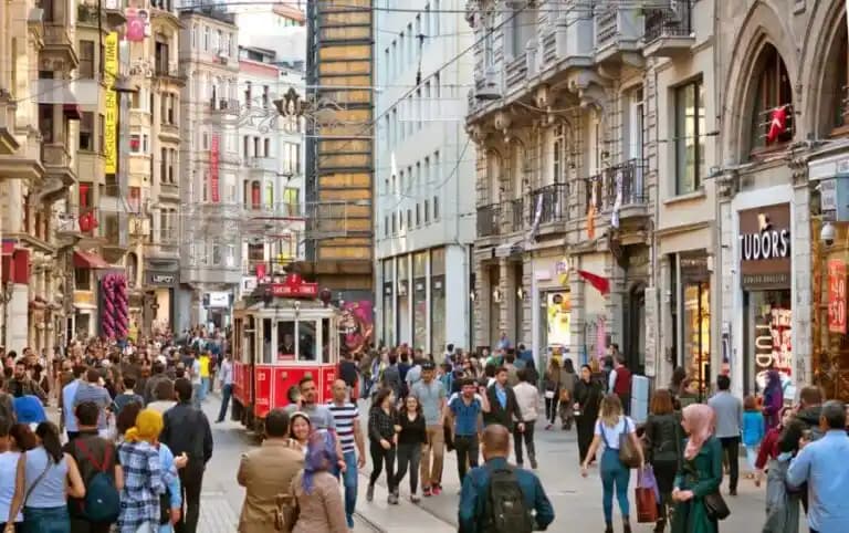İstiklal Taksim ve Moda Dünyası İstanbul'un Stil Merkezi Olarak Öne Çıkıyor