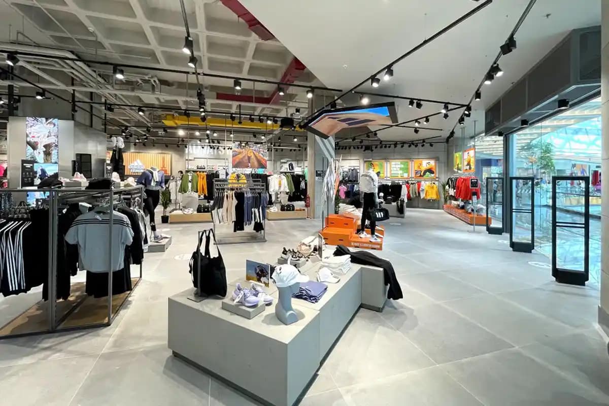 İstinye Park ve İzmir'deki Adidas Mağazalarıyla Güncel Moda ve Spor Giyim Trendleri