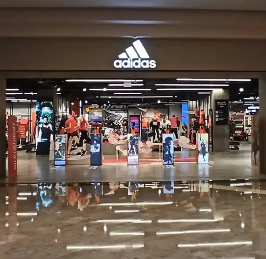 İstinyepark'taki Adidas Mağazası: Moda ve Sporun Modern Buluşma Noktası