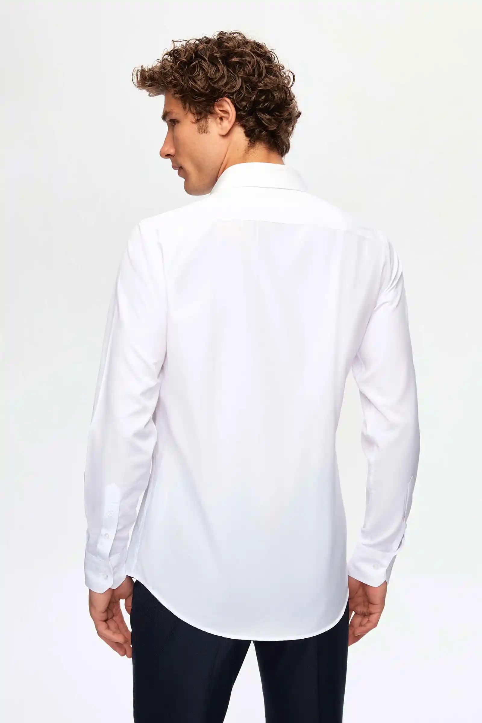 İtalyan Yaka Beyaz Gömlek: Şıklık ve Zarafetin Zamansız Simgesi