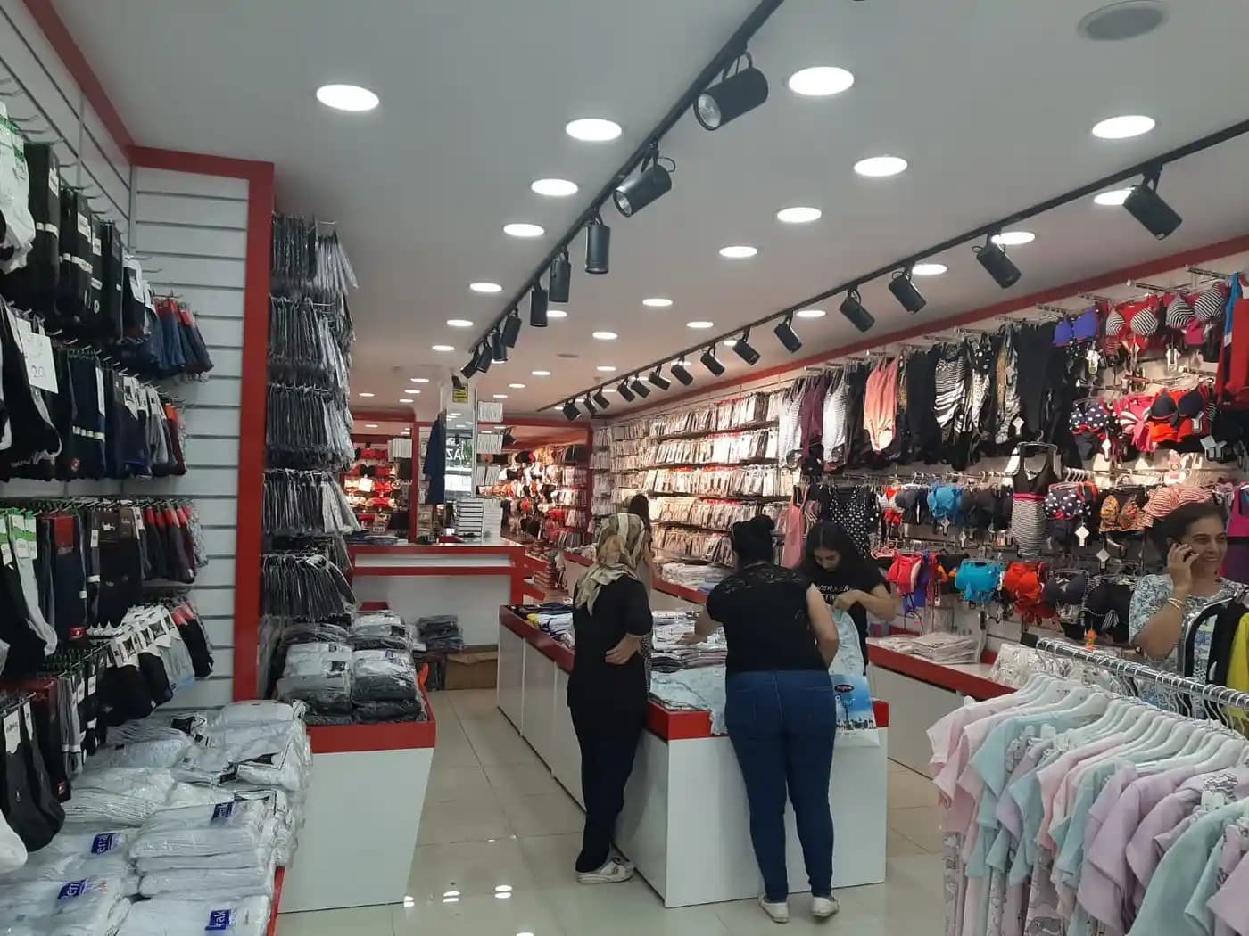 İzmir'de Giyim Mağazaları: Moda ve Stil Yolculuğunun Temel Rehberi