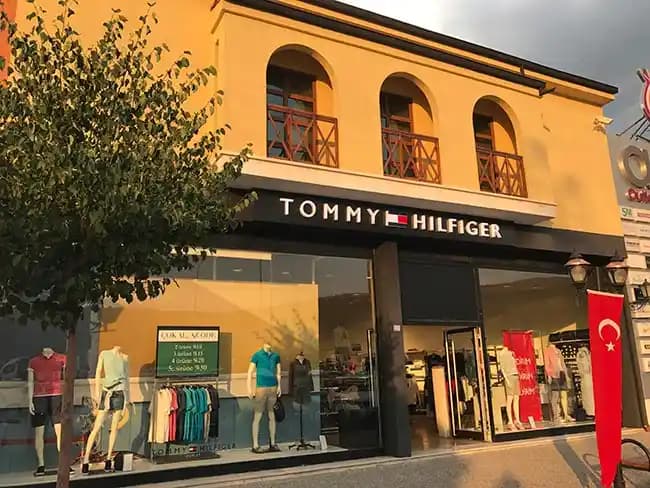 İzmir’de Tommy Hilfiger: Moda ve Sürdürülebilirlik ile Şıklık Sunan Marka