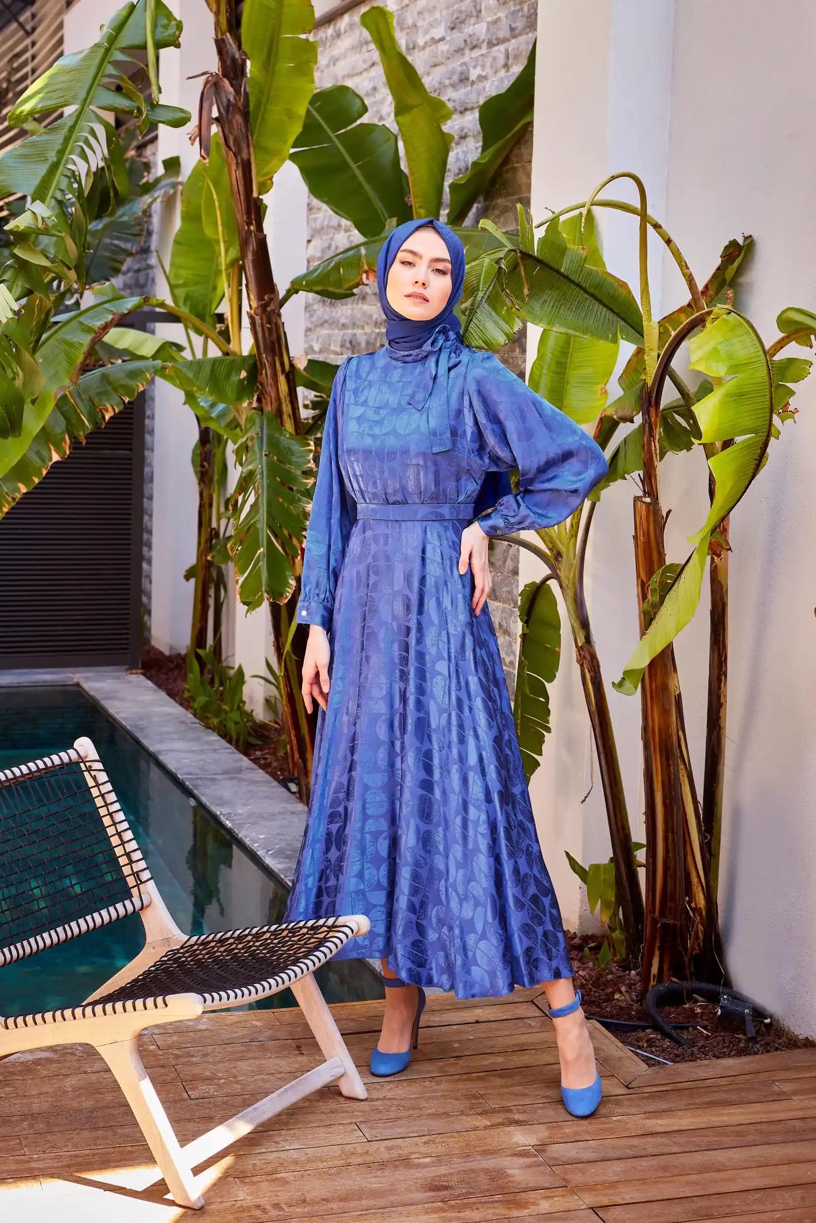 Jakar Elbise Nedir, Tarihçesi ve Güncel Moda Trendleri Hakkında Detaylı Bilgi