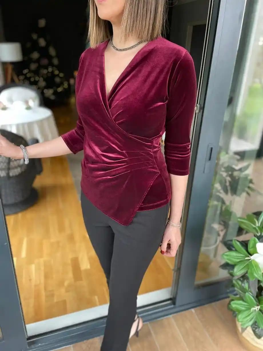 Kadife Bluz Modelleri ve Trendleri 2024: Zarif ve Şık Kış Giyim Seçenekleri