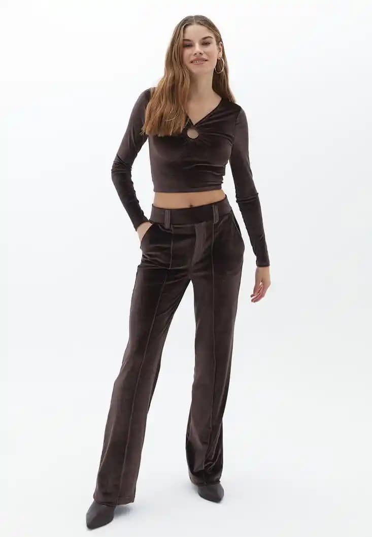 Kadife Pantolon Seçimi ve Stil İpuçlarıyla Zarafet ve Konforu Yakalayın