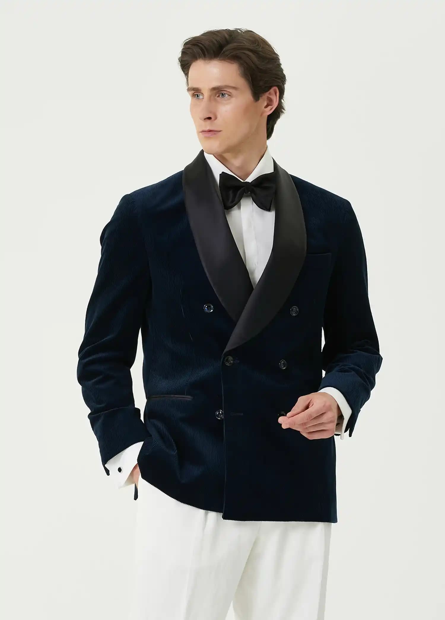 Kadife Smokinler ile Şıklığın Zirvesine Ulaşmanın Yolları ve Moda İpuçları