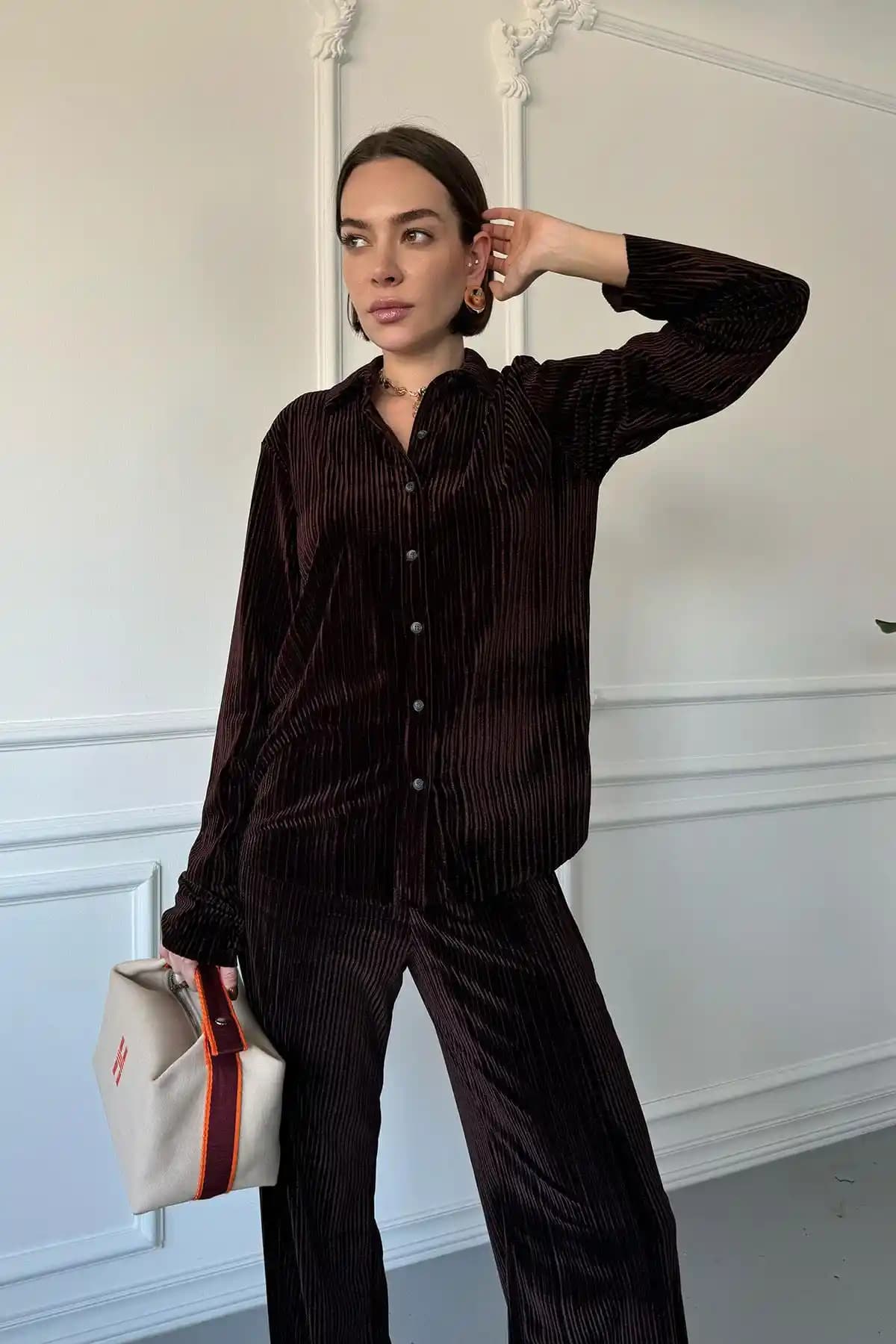 Kadife Takımlar ile Şıklık ve Zarafetin Modern Yüzü Kadife Takımların Moda Dünyasındaki Yeri
