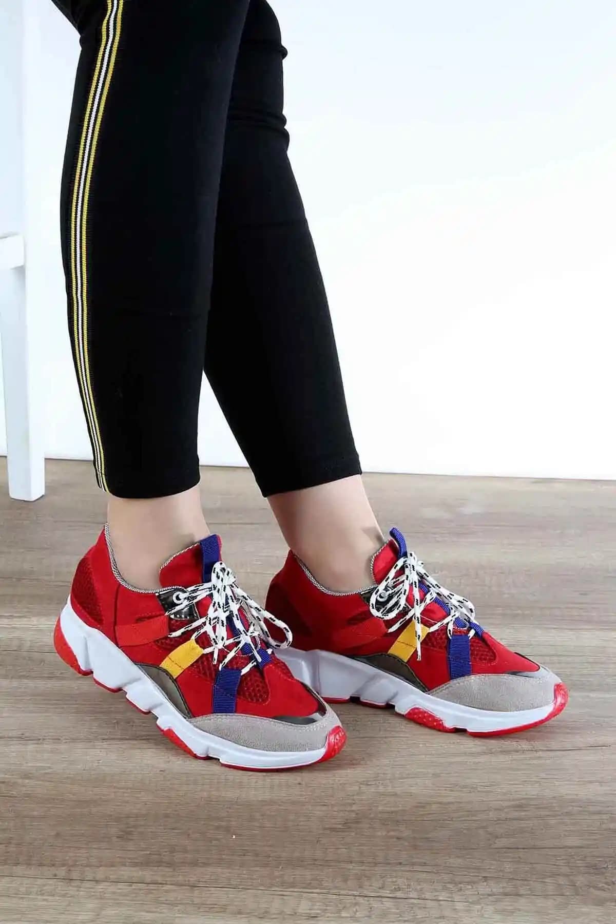 Kadın Ayakkabılarıyla Moda Dünyasında Şıklık ve Konforun En Güncel Trendleri