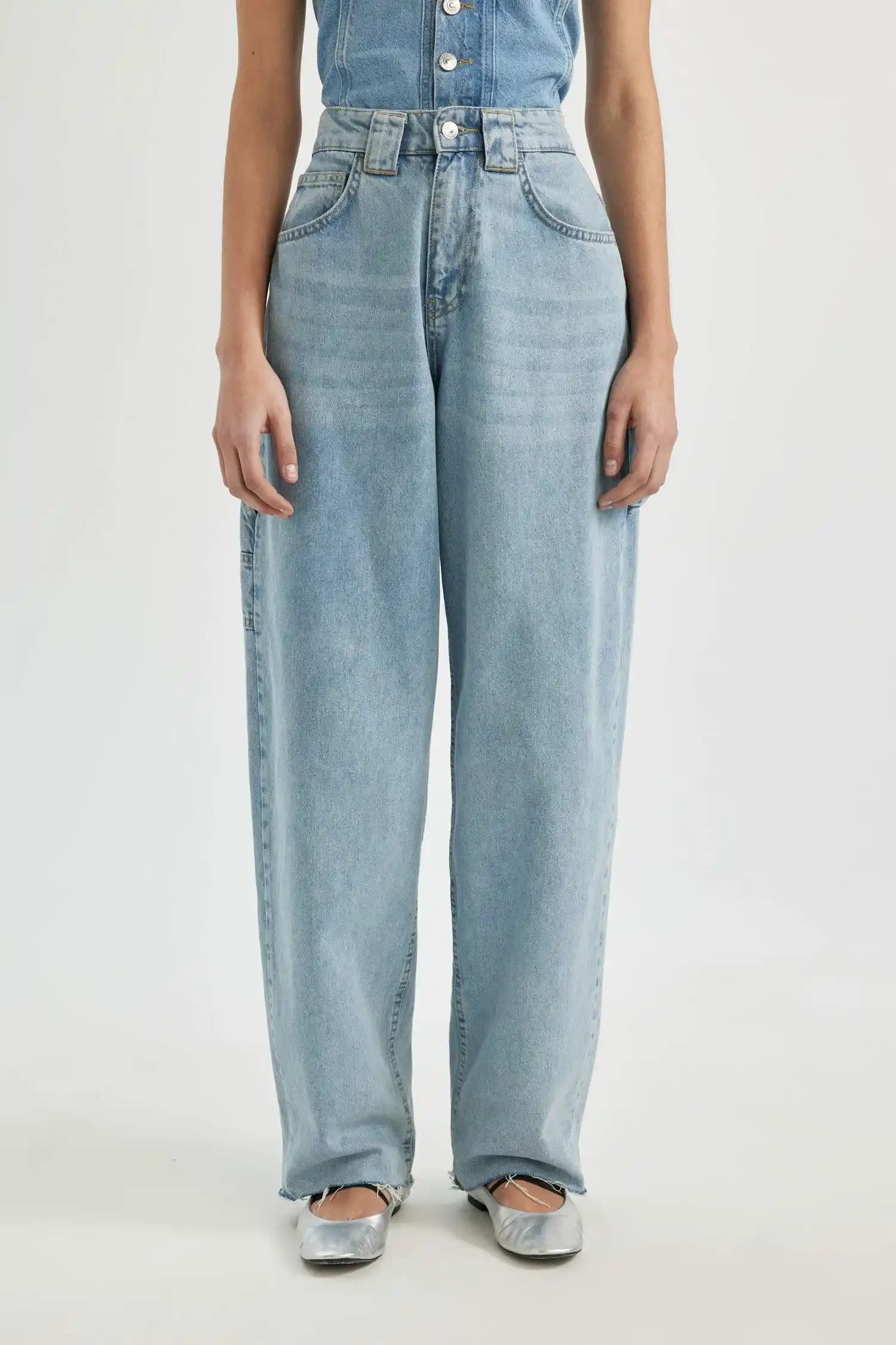 Kadın Bol Jean Modası: Rahatlık ve Şıklığın Güncel Trendleri ve Seçim İpuçları