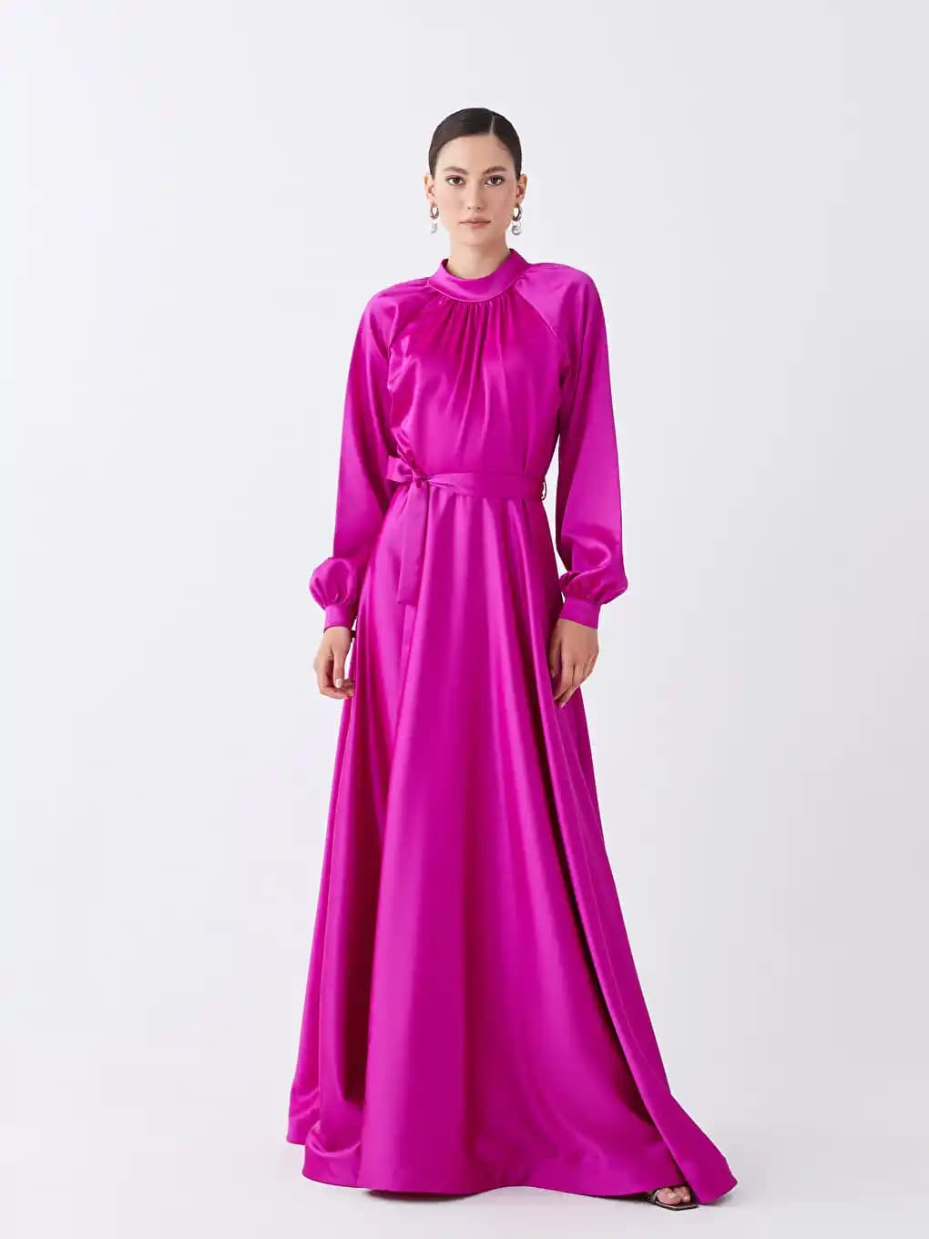 Kadın Giyim Trendleri ve Kendini İfade Etme Sanatı: Modern Moda ve Sürdürülebilirlik