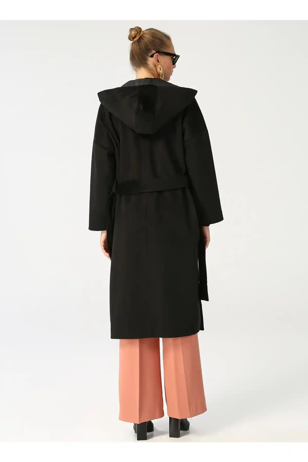 Kadın Kabanlarında Trendler ve Seçenekler: Güncel Moda ve Stil İpuçları