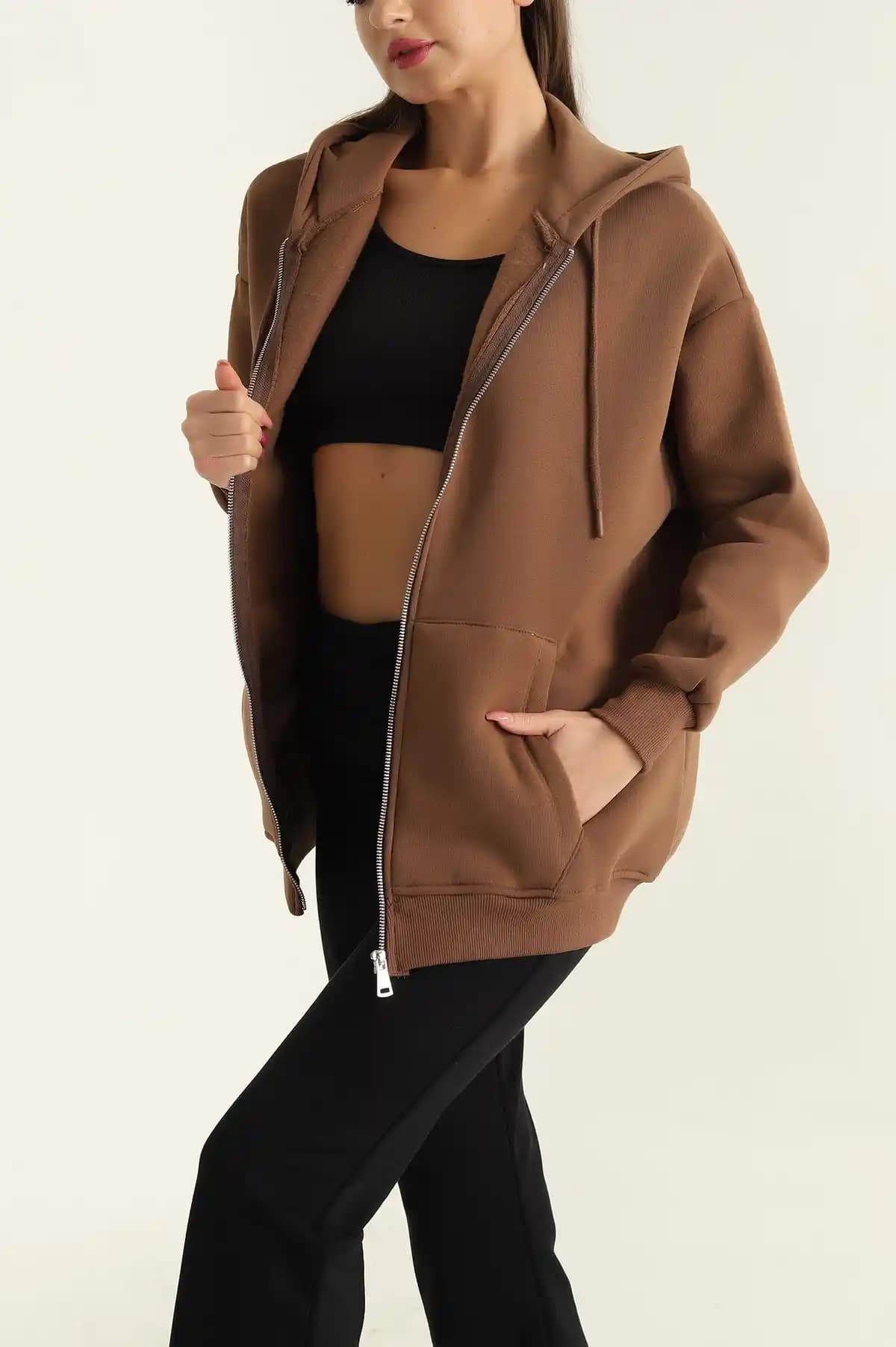 Kadın Kapşonlu Sweatshirtler: Moda ve Konforun Birlikte Sunulduğu Güncel Trendler