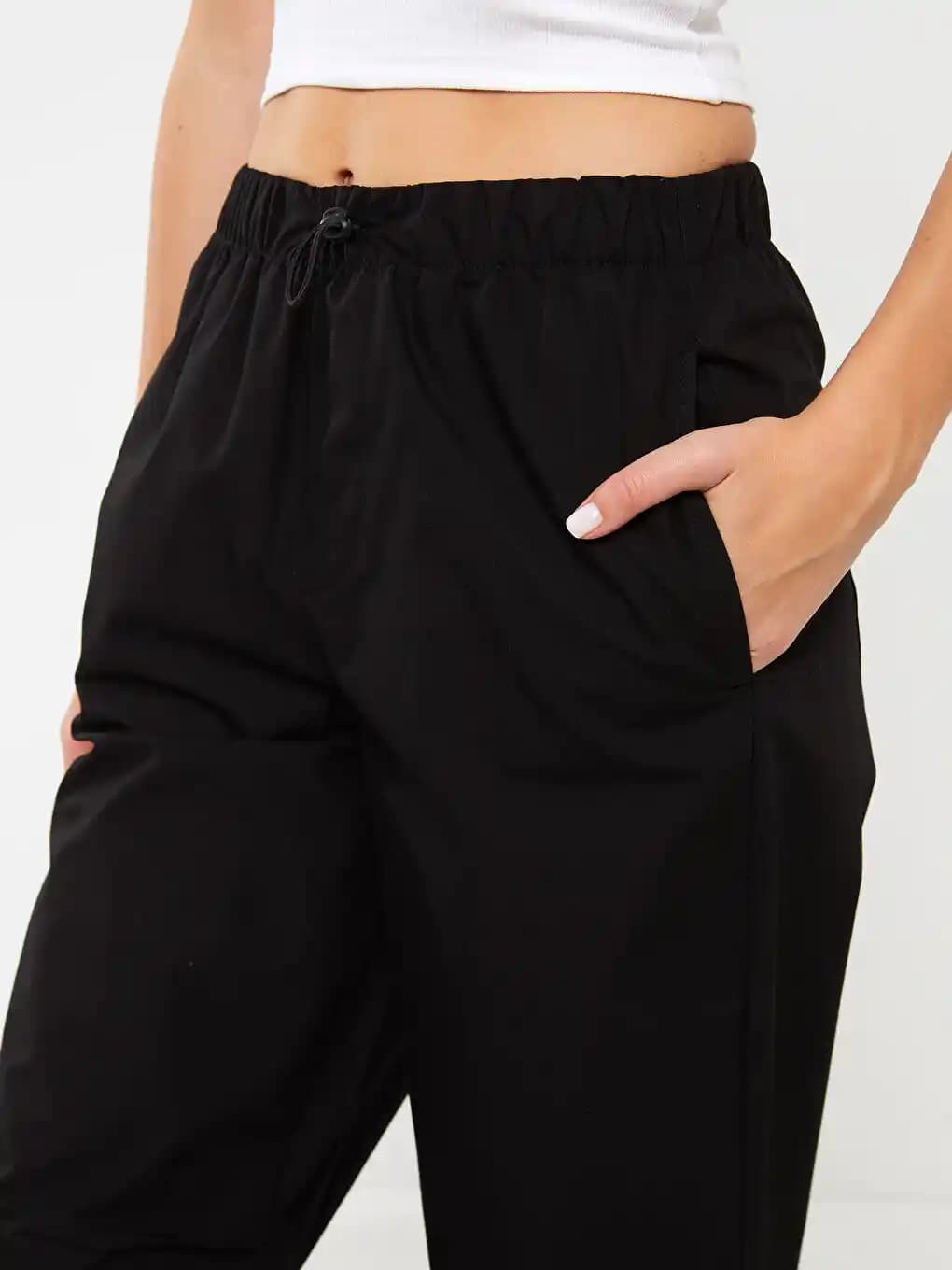 Kadın Moda Trendleri: Siyah Paraşüt Pantolon ile Şıklık ve Rahatlık Kombinasyonu